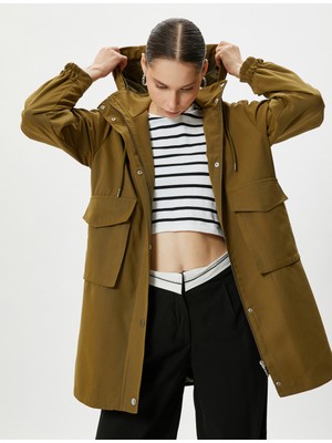 Koton Kapşonlu Uzun Parka Kapaklı Cep Detaylı Fermuarlı Çıtçıt Rüzgar Kapaklı