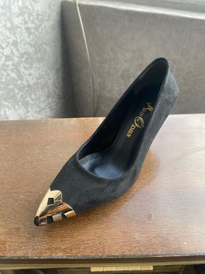 Akın Özmen Kadın Siyah Süet Aksesuarlı Orta Topuklu (7cm) Stiletto