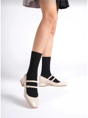 Beyaz (Izlife) Küt Burun Tokalı Kadın Ayakkabı Ten