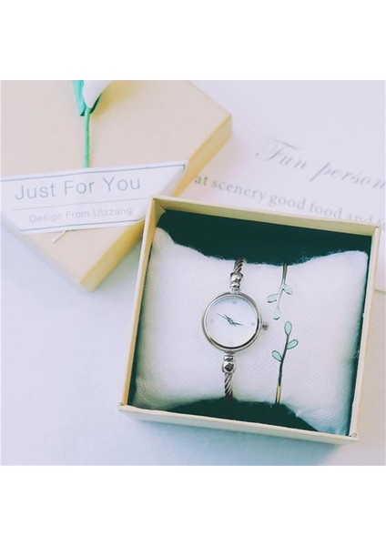 Gümüş Beyaz Rahat Retro Kadın Bilezik Izle Küçük Pürüzsüz Kadran Üst Lüks Gümüş Ince Kayış Parlayan Sanat Kadın Saat Kuvars Kol Saati (Yurt Dışından)