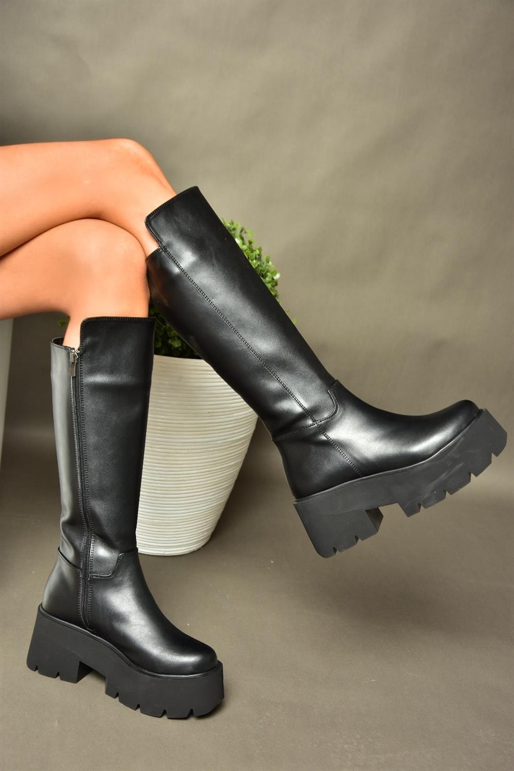 Fox Shoes R610132009 Siyah Suni Deri Kadın Çizme Kalın Tabanlı Dolgu Topuk ile Şık Tasarım