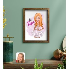 Bk Gift Kişiye Özel Barbie Karikatürlü Portre Doğal Masif Ahşap Çerçeveli Tablo 45X65CM-2, Barbie Filmi, Barbie Hediyelik Eşya, Arkadaşa Hediye
