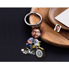Bk Gift Kişiye Özel Motorcu Karikatürlü Ahşap Anahtarlık-1 Sevgiliye Hediye, Arkadaşa Hediye, Doğum Günü Hediyesi