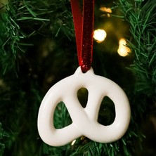 Beige & Stone Yılbaşı Ağaç Süsü Kırmızı Seramik Pretzel Simit Çam Ağacı Süsü