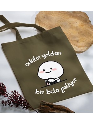 Bk Gift Bir Bela Geliyor Tasarımlı-1 Haki Kumaş Bez Çanta Baskılı Omuz Çantası