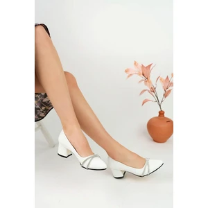 Ökçeli Biyesi Taşlı Beyaz Cilt Kadın Stiletto