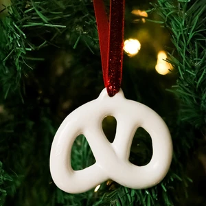 Beige & Stone Yılbaşı Ağaç Süsü Kırmızı Seramik Pretzel Simit Çam Ağacı Süsü