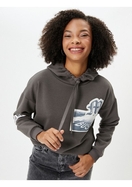 Kapşonlu Sweatshirt Arkası Ve Önü Aplike Detaylı Şardonlu