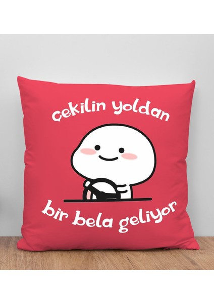 Bir Bela Geliyor Tasarımlı Kırmızı Kırlent Yastık, Arkadaşa Hediye, Ev Dekorasyonu, Ev Hediyesi-1