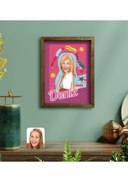 Kişiye Özel Barbie Karikatürlü Portre Doğal Masif Ahşap Çerçeveli Tablo 45X65CM-4, Barbie Filmi, Barbie Hediyelik Eşya, Arkadaşa Hediye