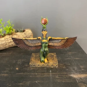 Antik Mısır Tanrıçası Isis Dizleri Üstünde