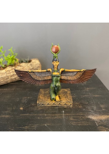 Antik Mısır Tanrıçası Isis Dizleri Üstünde