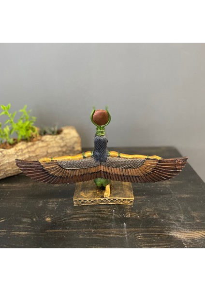 Antik Mısır Tanrıçası Isis Dizleri Üstünde fiyatları