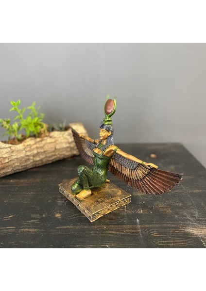 Antik Mısır Tanrıçası Isis Dizleri Üstünde modelleri