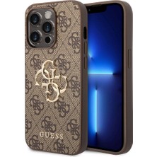 Guess iPhone 15 Pro Uyumlu Kılıf Guess Orjinal Lisanslı Pu Deri Yazı ve 4g Metal Logolu Desen Kahverengi