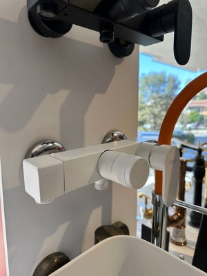 İsaoğlu Yapı Beyaz Duş Sistemi Gold Beyaz Duş Seti Alt Armatür Dahil Komple Set Mat Beyaz Gold