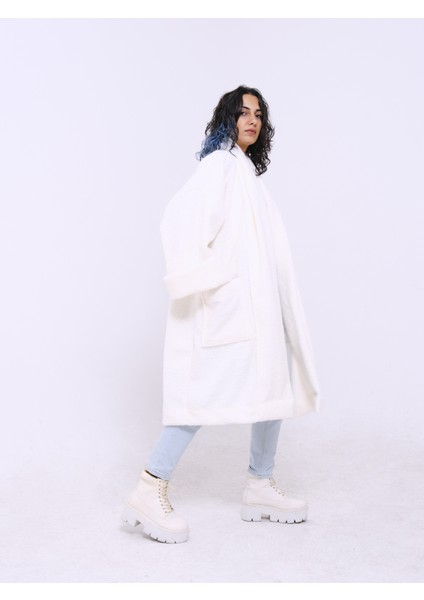 Yumuşak Keçe Buklet Kumaştan Geniş Yakalı Cepli Oversize Kısa Kaban Unisex