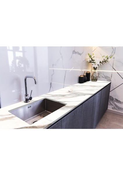 Tezgah Üstü Fayans Kaplama Folyosu Mutfak Tezgahı Kaplama White Carrara Marble 70 cm x 4 Metre