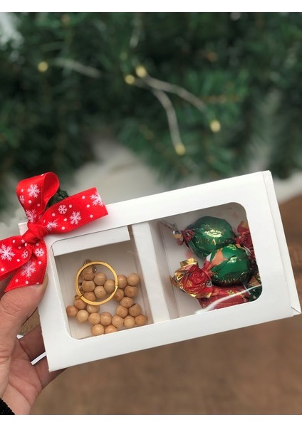 Yılbaşı Özel Kurdaleli Kutu Içerisinde 3 Adet Çikolatalı Şeker ve Yıldız Boncuklu Anahtarlık fiyatları