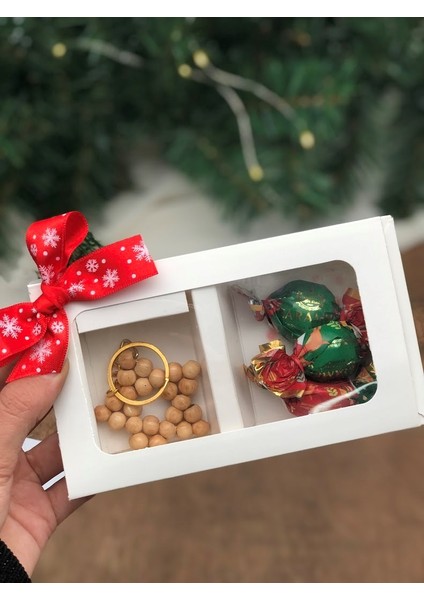 Yılbaşı Özel Kurdaleli Kutu Içerisinde 3 Adet Çikolatalı Şeker ve Yıldız Boncuklu Anahtarlık modelleri