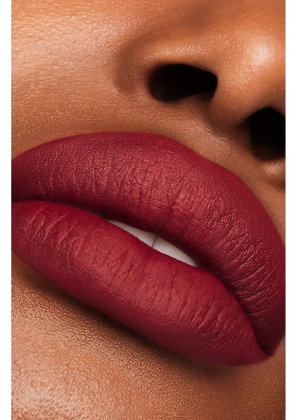 Estee Lauder Mat Bitişli Ruj - Pure Color Matte Lipstick - 3.5gr - Renk: 689 Dark Desire