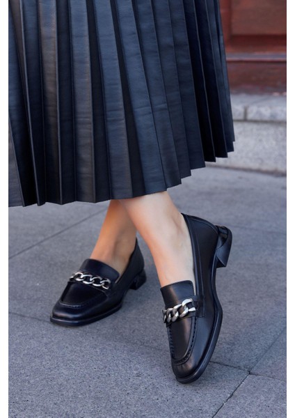 Terra Siyah Deri Zincir Aksesuarlı Kadın Loafer