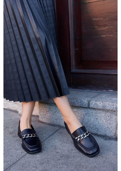 Terra Siyah Deri Zincir Aksesuarlı Kadın Loafer indirimleri