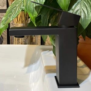 İsaoğlu Yapı Lavabo Bataryası Siyah Lavabo Musluğu Kare Modern Banyo Musluğu
