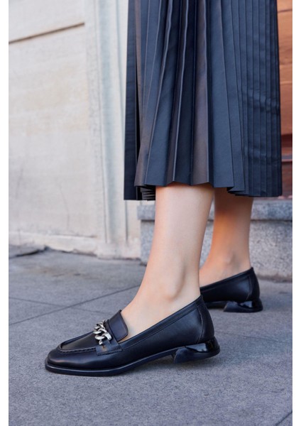 Terra Siyah Deri Zincir Aksesuarlı Kadın Loafer fiyatları