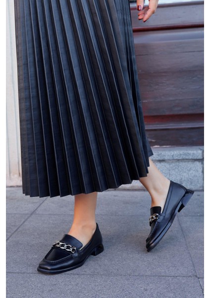 Terra Siyah Deri Zincir Aksesuarlı Kadın Loafer modelleri