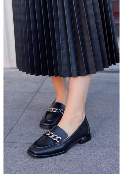 Terra Siyah Deri Zincir Aksesuarlı Kadın Loafer fırsatları