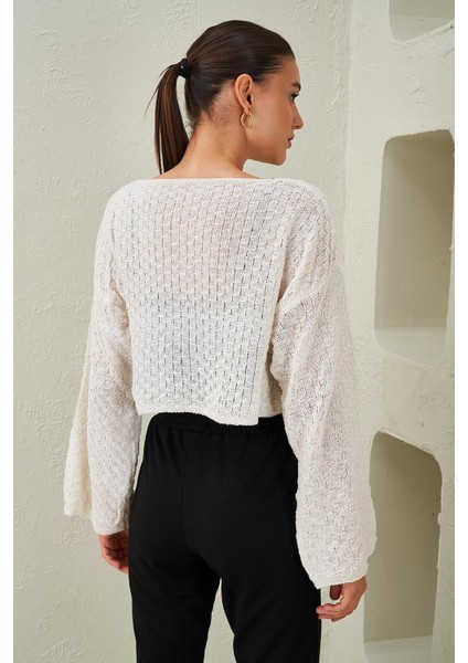 Tena Moda Kadın Ekru Sıfır Yaka Geniş Kollu Crop Kazak fırsatları