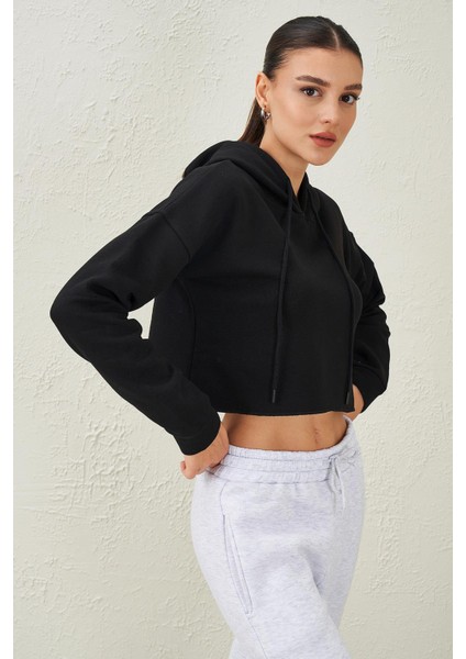 Kadın Siyah Kapüşonlu Eteği Pis Dikişli Crop Sweatshirt
