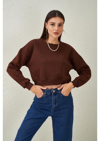 Tena Moda Kadın Kahve Bisiklet Yaka Üç Iplik Oversize Crop Sweatshirt