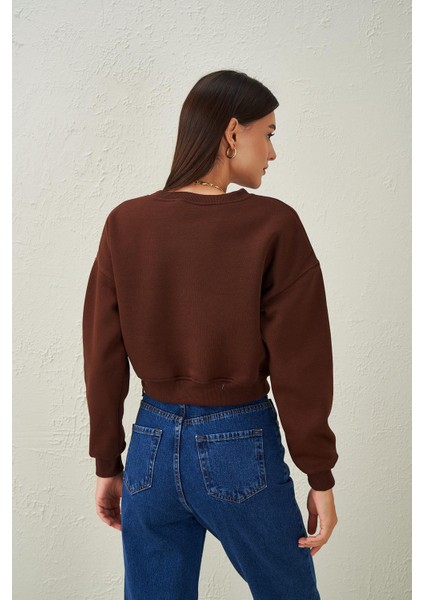 Tena Moda Kadın Kahve Bisiklet Yaka Üç Iplik Oversize Crop Sweatshirt