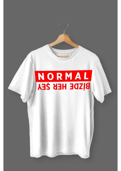 Bizde Her Şey Normal Baskılı Pamuklu Likralı T-Shirt (Kırmızı Yazılı Beyaz