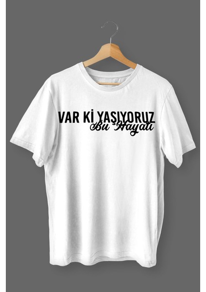 Varki Yaşıyoruz Bu Hayatı Baskılı Pamuklu Likralı T-Shirt (Siyah Yazılı Beyaz