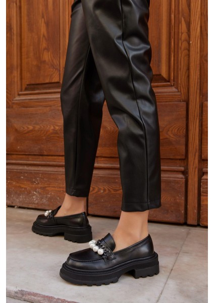 Mermaid Siyah Deri Inci Aksesuarlı Kadın Loafer