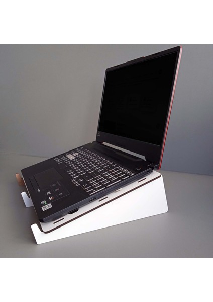 Naturewood 15.6 Inç Ahşap Laptop Standı: Estetik ve Ergonomik Ofis Arkadaşınız