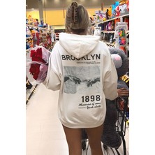 Millionaire Kadın Kırık Beyaz Krem Ekru 1898 Brooklyn Baskılı 3 Iplik Şardonlu Kapüşonlu Oversize Salaş Bol Kesim Hoodie Sweatshirt