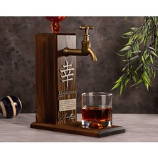 Bk Gift Kişiye Özel Kabartma Isimli Tarihli Happiness Tasarımlı Musluklu Ceviz Ahşap Şarap Standı-1, Viski Çeşmesi, Babaya Hediye, Içecek Dispenseri