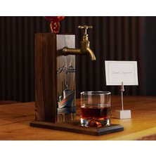 Bk Gift Kişiye Özel Kabartma Isimli Tarihli Sailboat Tasarımlı Musluklu Ceviz Ahşap Şarap Standı-1, Viski Çeşmesi, Babaya Hediye, Içecek Dispenseri