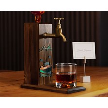 Bk Gift Kişiye Özel Kabartma Isimli Tarihli Sailboat Tasarımlı Musluklu Ceviz Ahşap Şarap Standı-3, Viski Çeşmesi, Babaya Hediye, Içecek Dispenseri