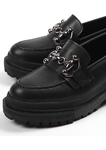 Oval Burunlu Metal Tokalı Trak Tabanlı Kadın Loafer fırsatları