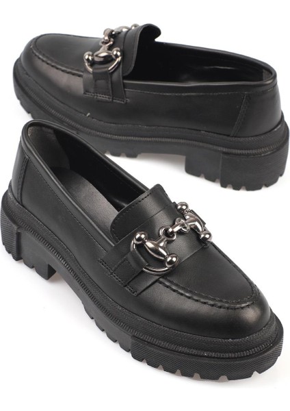 Oval Burunlu Metal Tokalı Trak Tabanlı Kadın Loafer indirimleri