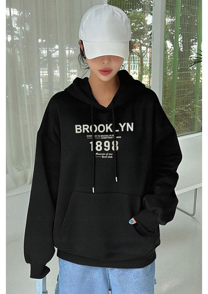 Kadın Siyah 1898 Brooklyn Baskılı 3 Iplik Şardonlu Kapüşonlu Oversize Salaş Bol Kesim Hoodie Sweatshirt