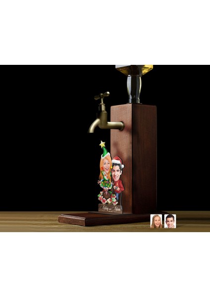 Gift Kişiye Özel Yılbaşı Aile Karikatürlü Musluklu Ahşap Viski Standı-4, Viski Çeşmesi, Doğum Günü Hediyesi, Içecek Dispenseri
