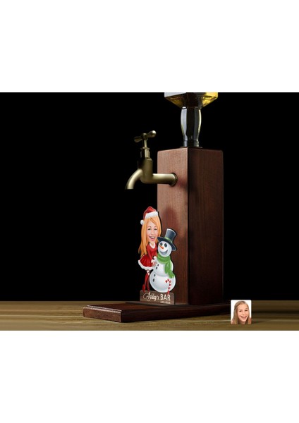 Gift Kişiye Özel Kadın Yılbaşı Karikatürlü Musluklu Ahşap Viski Standı-3, Viski Çeşmesi, Doğum Günü Hediyesi, Içecek Dispenseri