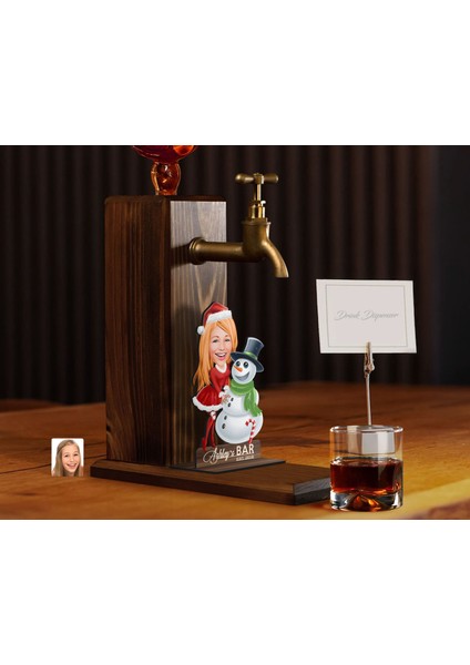 Gift Kişiye Özel Kadın Yılbaşı Karikatürlü Musluklu Ahşap Viski Standı-3, Viski Çeşmesi, Doğum Günü Hediyesi, Içecek Dispenseri