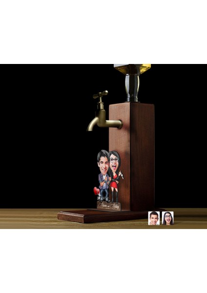 Gift Kişiye Özel Sevgililer Karikatürlü Musluklu Ahşap Viski Standı-1, Viski Çeşmesi, Doğum Günü Hediyesi, Içecek Dispenseri